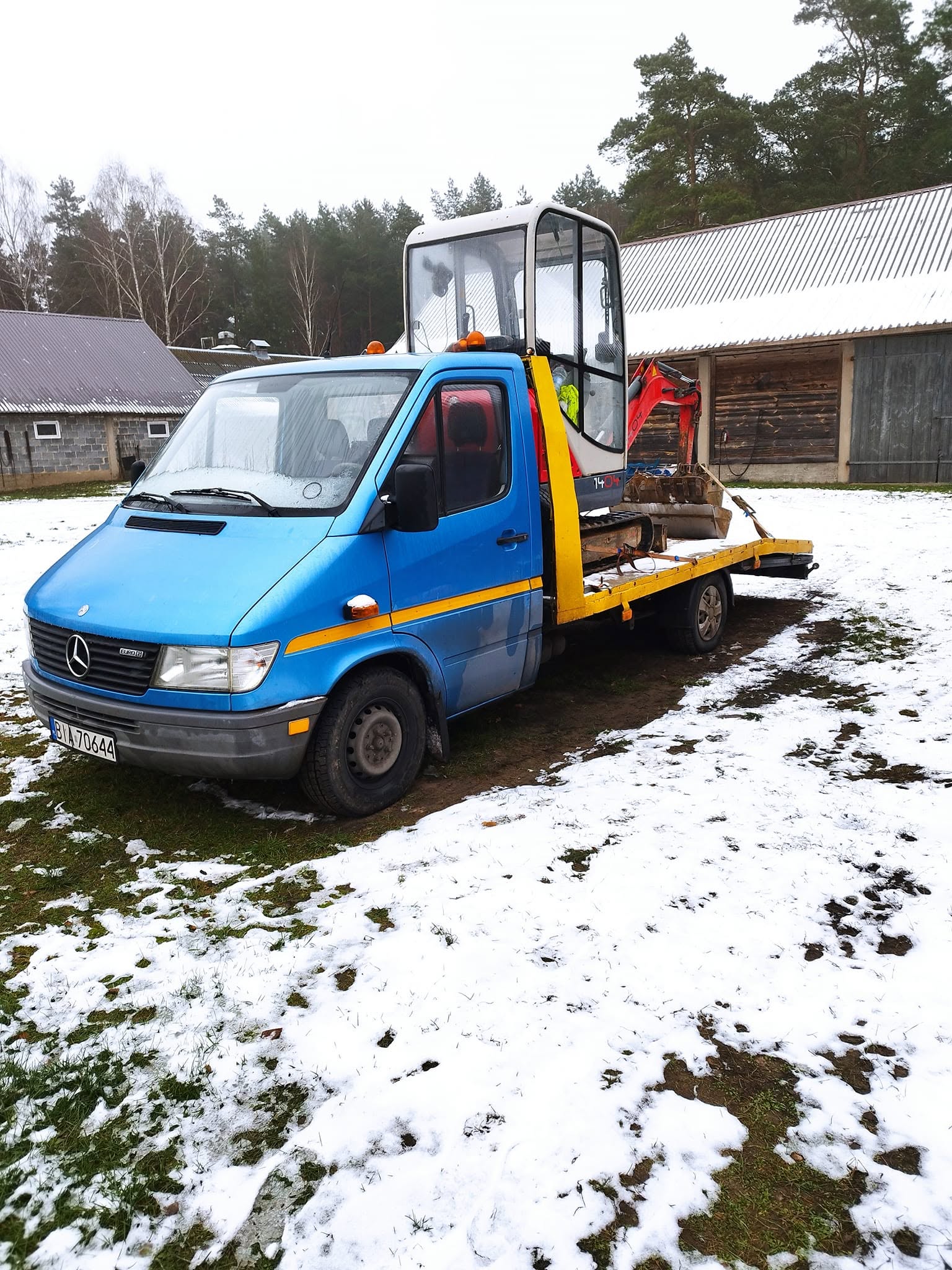 Sprinter z minikoparką Neuson